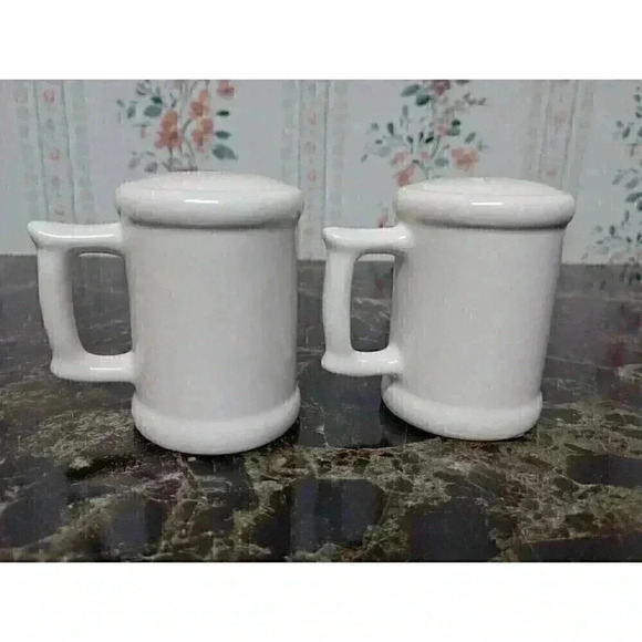 I Heart NY - I Love New York Souvenir Salt & Pepper Shakers - White, Black & Red - Picture 3 of 8